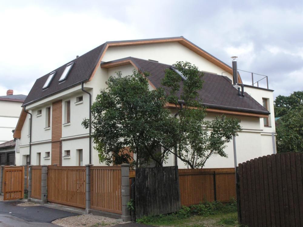 Skats uz dvīņu māju no sāna